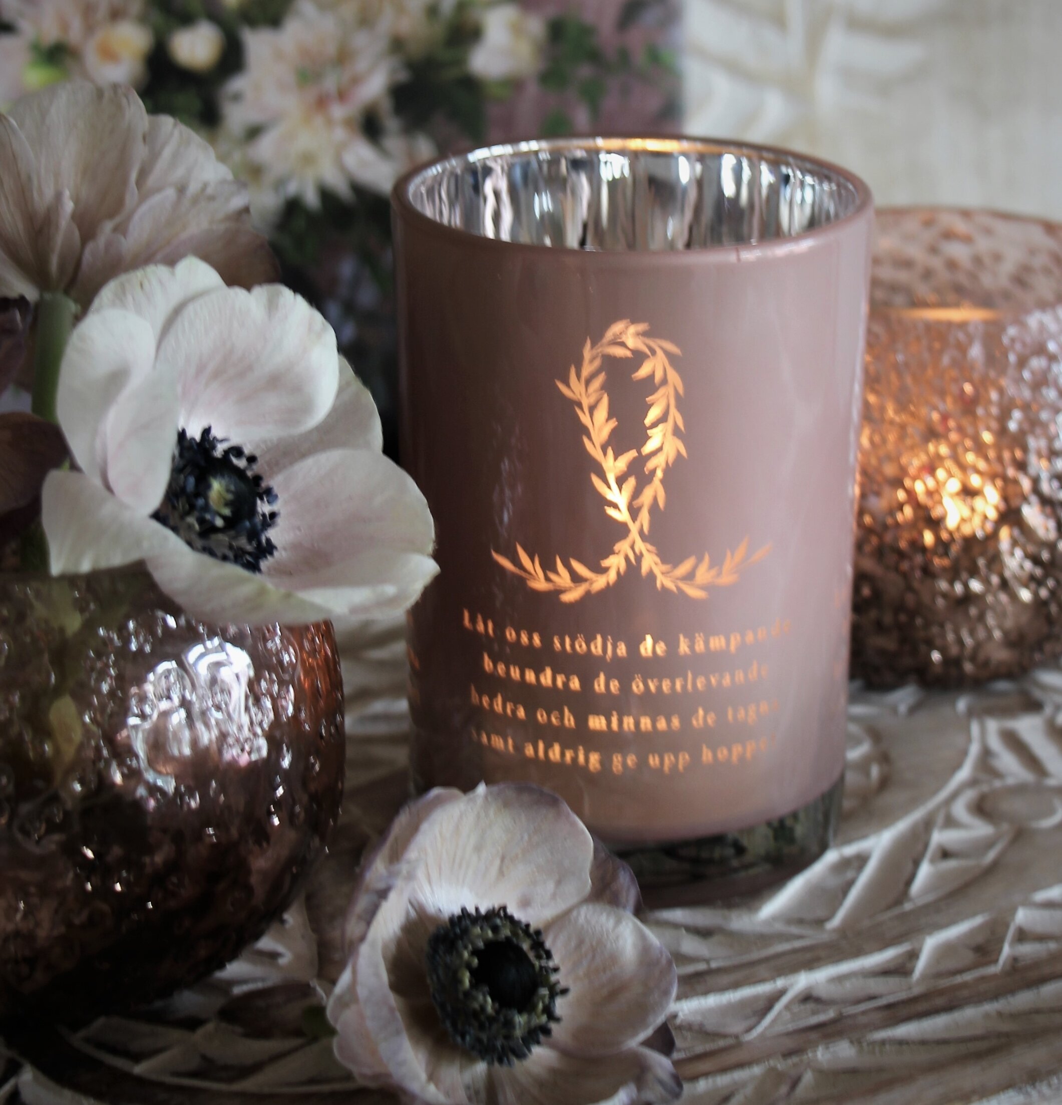 Ljuslykta Hoppet - Rosa Bandet från Majas Cottage på bord