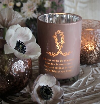 Bild av ljuslykta i harmonisk och stämningsfull miljö