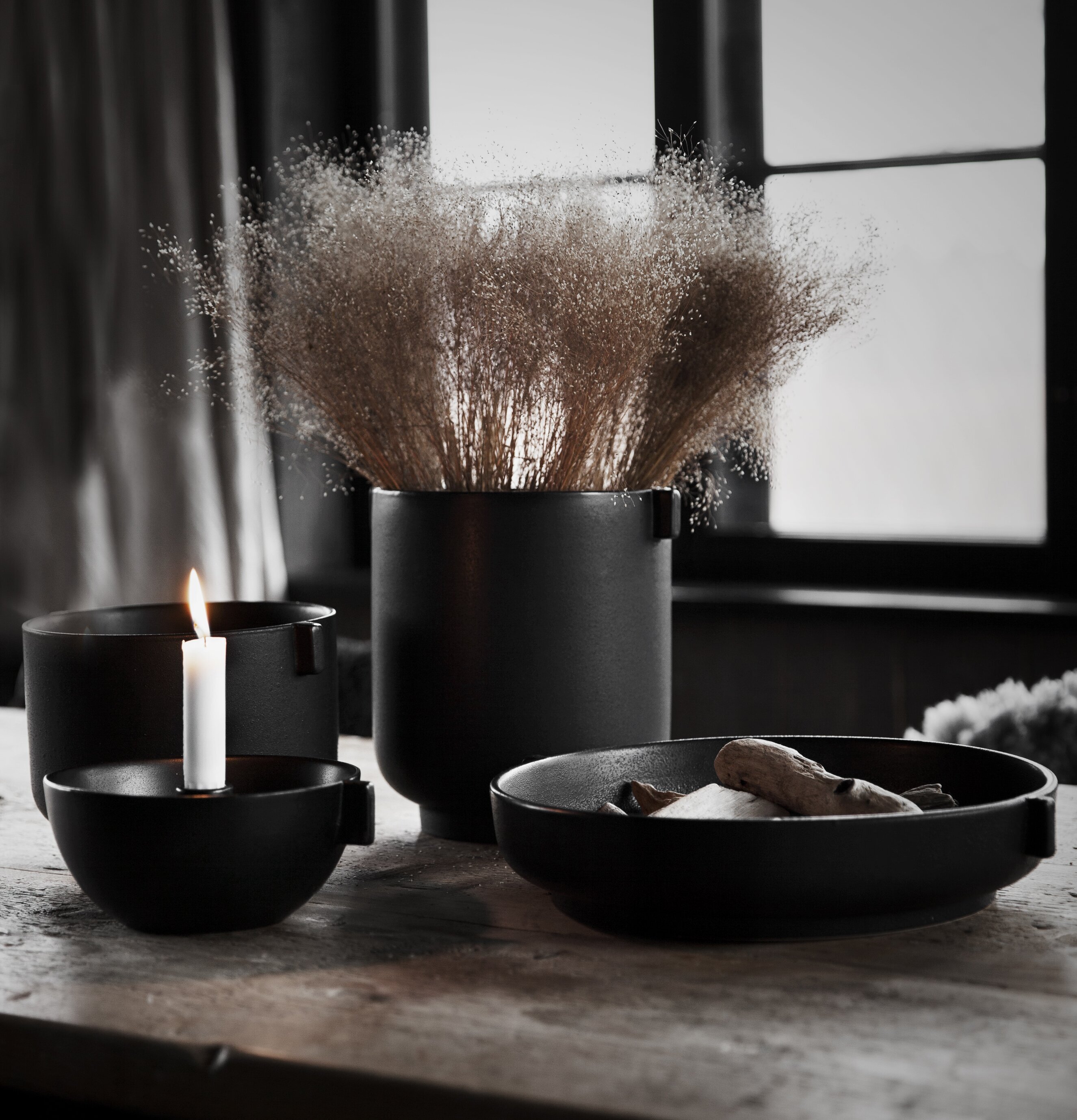 Stor Kruka Med Öra Svart från Ernst på rustikt träbord