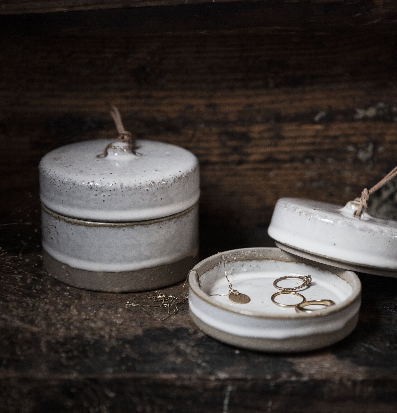 Förvaringsask Stengods Hög från Ernst i rustik miljö