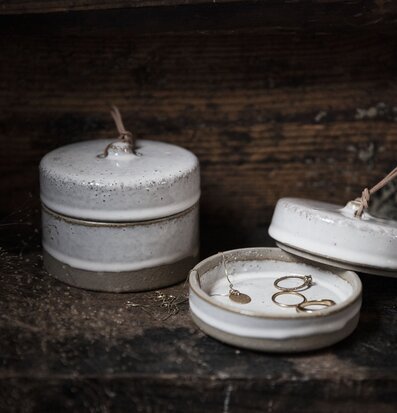 Bild av stengodsaskar med rustik och tidlös design