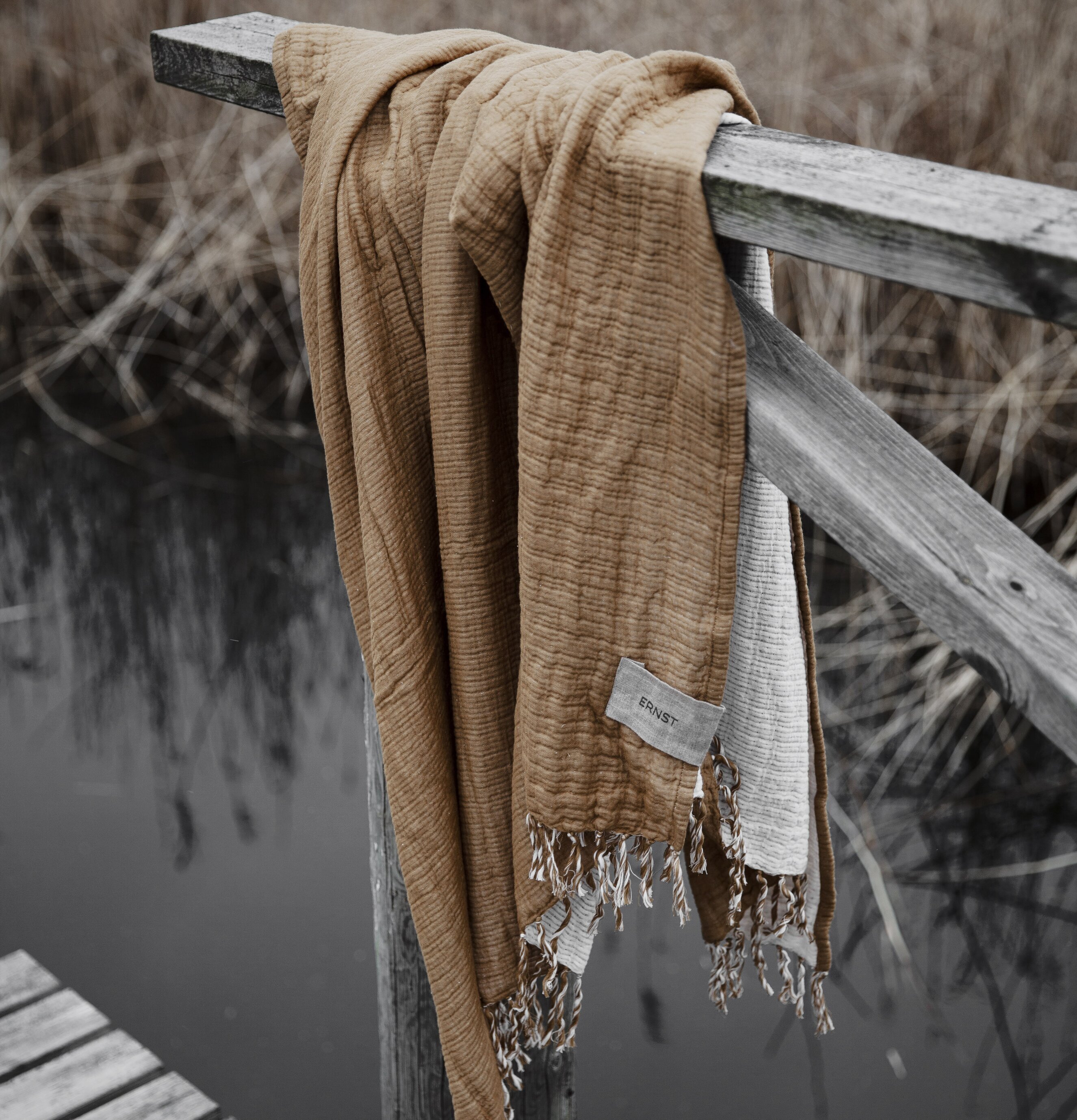 Bild av stämningsfull scen med bomullspläd vid brygga