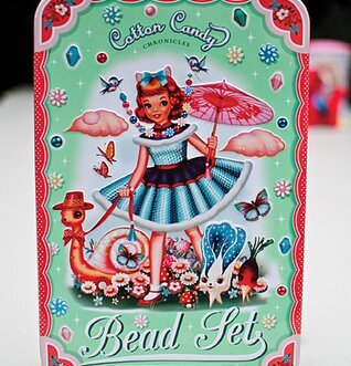 Bild av färgglad retro plåtburk med nostalgisk design