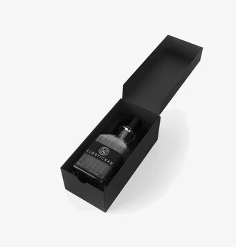 Bild av elegant presentbox med glasflaska inuti