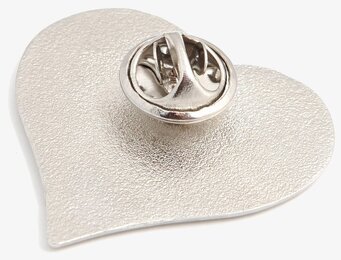 Bild av reflekterande hjärtformad säkerhetspin