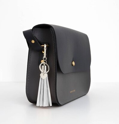 Bild av elegant svart axelväska med silverdetaljer