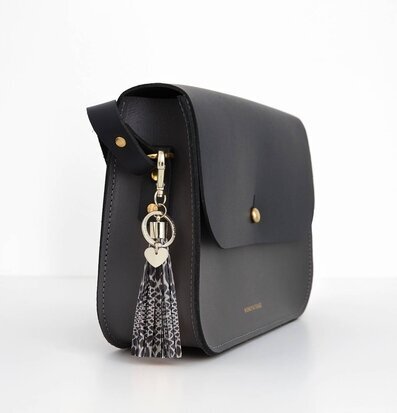 Bild av stilren axelväska med elegant ormskinnstofs