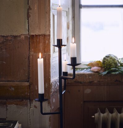 Bild av ljusstake i rustik och hemtrevlig miljö