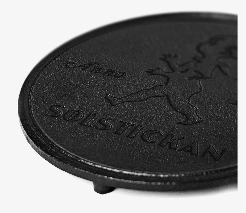 Grytunderlägg Gjutjärn Svart från Solstickan med logotyp