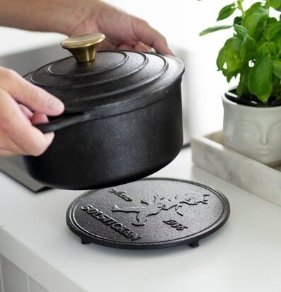 Bild av hemtrevligt kök med gjutjärnsgryta i fokus