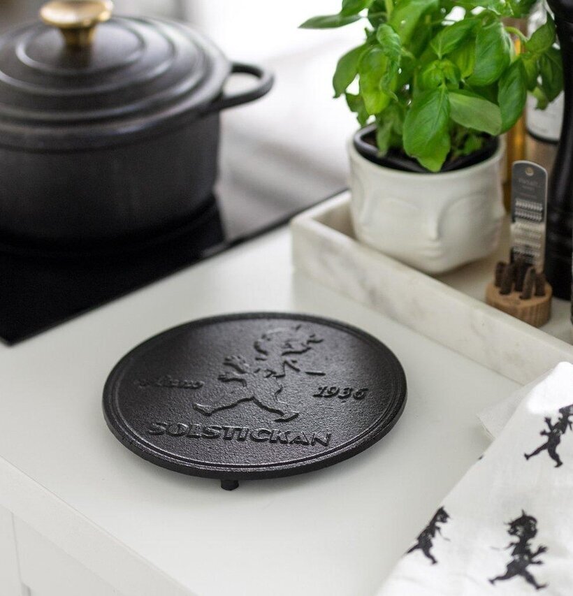 Grytunderlägg Gjutjärn Svart från Solstickan i modernt kök