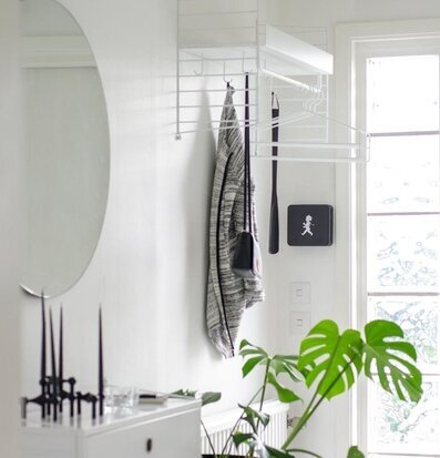 Bild av stilren hall med ljus och praktisk inredning