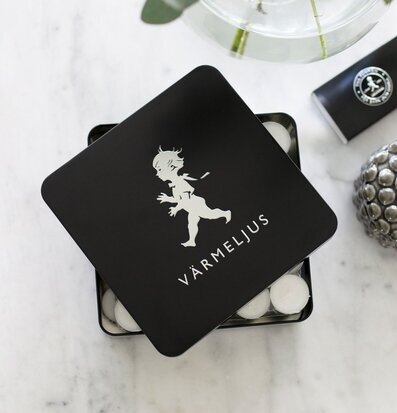 Bild av stilren plåtburk med värmeljus och tändstickor