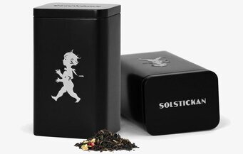 Bild av stilrena svarta plåtburkar för teförvaring