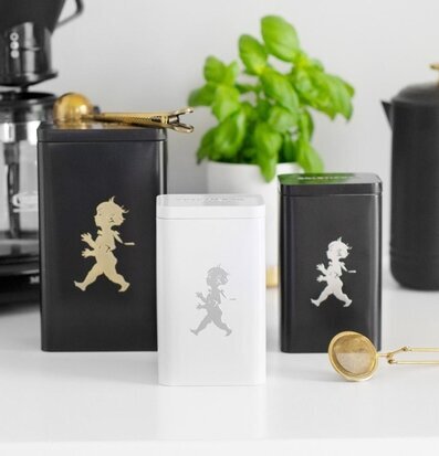 Bild av stilrena plåtburkar i harmonisk köksmiljö