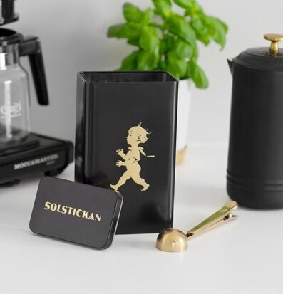 Bild av stilren plåtburk med elegant kaffetillbehör