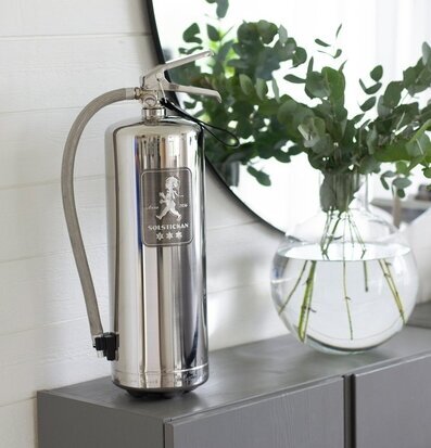 Bild av brandsläckare som stilfull inredningsdetalj