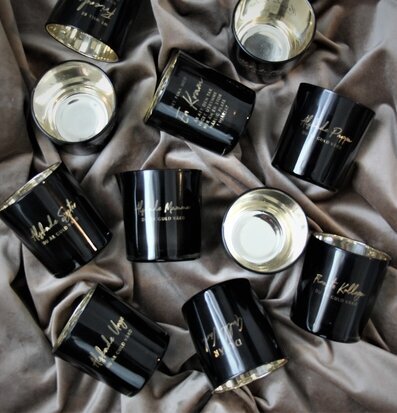 Bild av stilrena ljuslyktor med eleganta detaljer