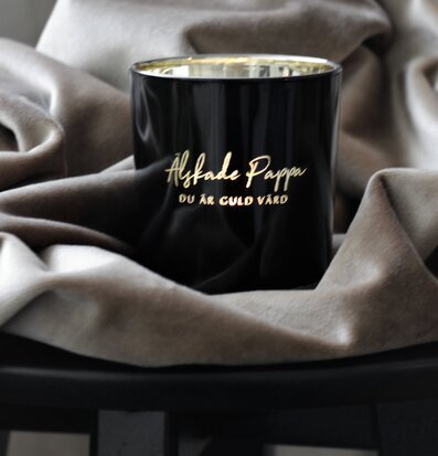 Bild av stilren ljuslykta med känslosamt budskap