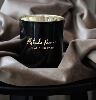 Bild av stilren ljuslykta med hjärtligt budskap