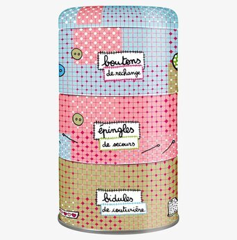 Bild på färgstark plåtburk för sysaker i tre nivåer