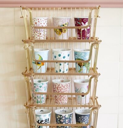 Bild: Elegant metallstativ med färgglada porslinskoppar