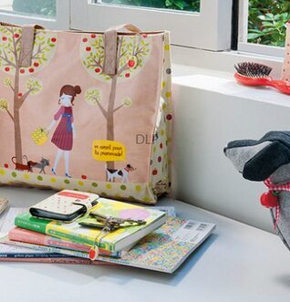 Bild av charmig miljö med handväska och dekorativa föremål