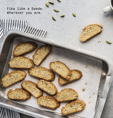 Bild av skorpor i en stilren och inbjudande fika-miljö