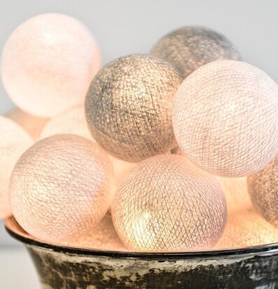 Bild av dekorativa ljusbollar i elegant metallskål