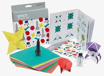 Bild av kreativt origamiset med rymdtema och färgglada papper
