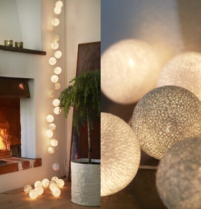 Bild av mysig inredning med ljusslinga och eldstad