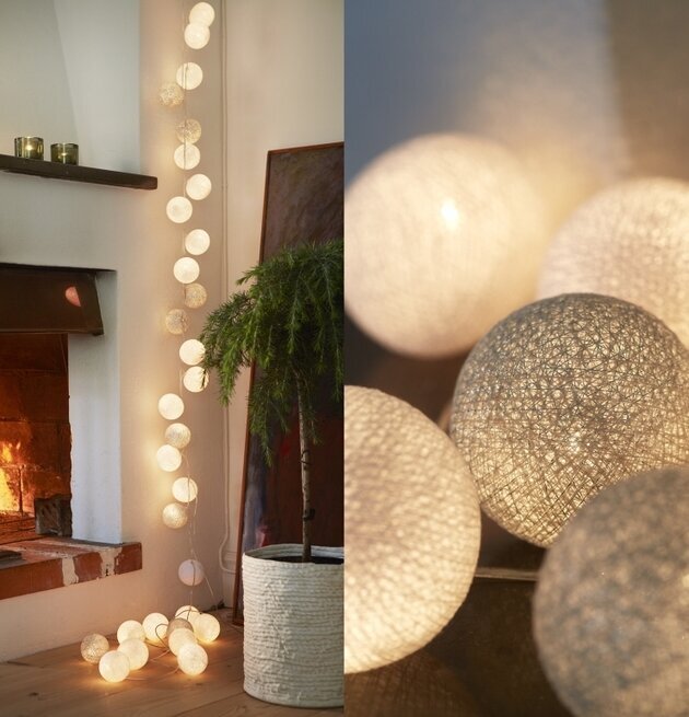 Bild av mysig inredning med ljusslinga och eldstad