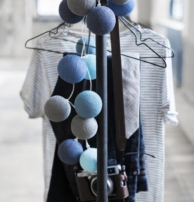 Bild av ljusslinga i harmoniska blå och grå toner