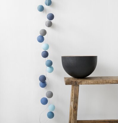 Bild av stilren inredning med ljusslinga och träbord