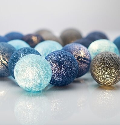 Foto av havsinspirerad ljusslinga med blå och grå bollar