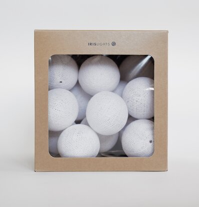 Bild av elegant ljusslinga med vita bollar för hemmet