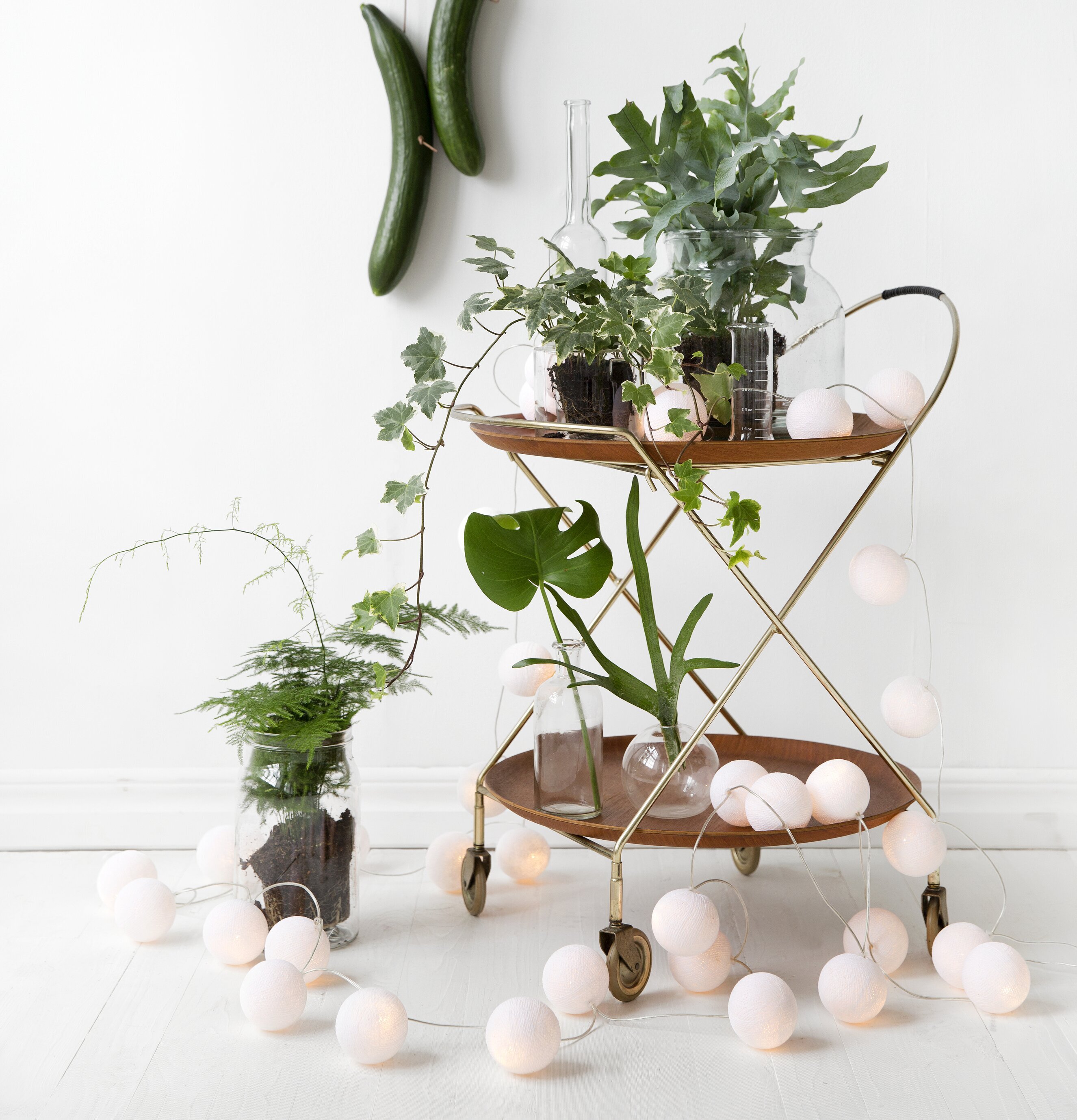 Ljusslinga Pure White 35 Bollar från Iris Lights på metallvagn