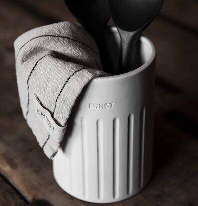 Foto av elegant vas med köksredskap och handduk