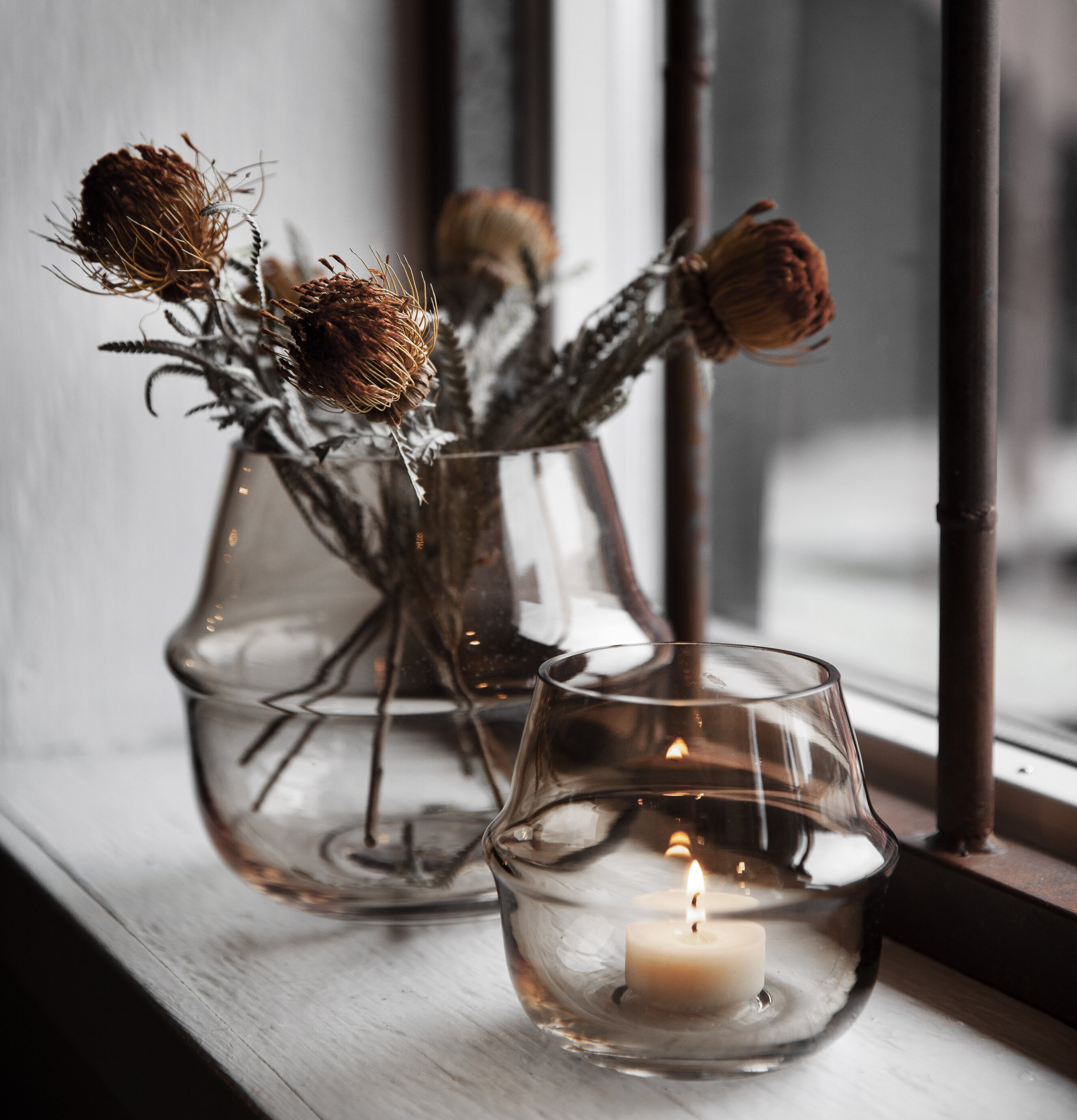 Bild av fönsterbräda med bärnstensfärgad inredning