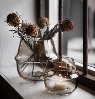 Bild av fönsterbräda med bärnstensfärgad inredning