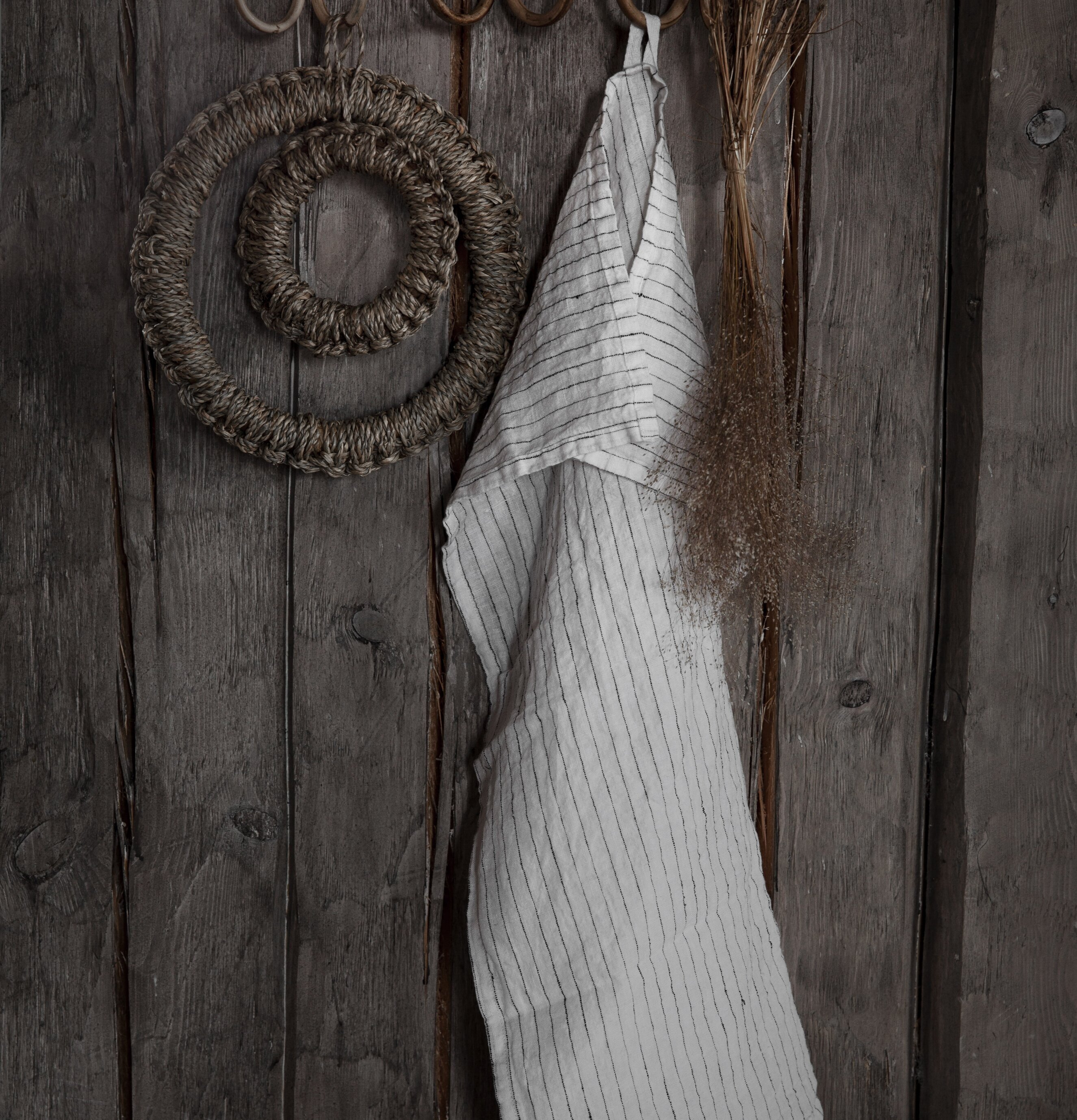 Bild av rustik vägg med naturliga och jordnära detaljer