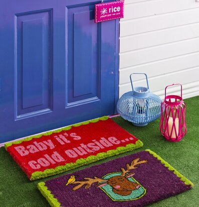 Bild av levande entré med färgglada dörrmattor och lyktor