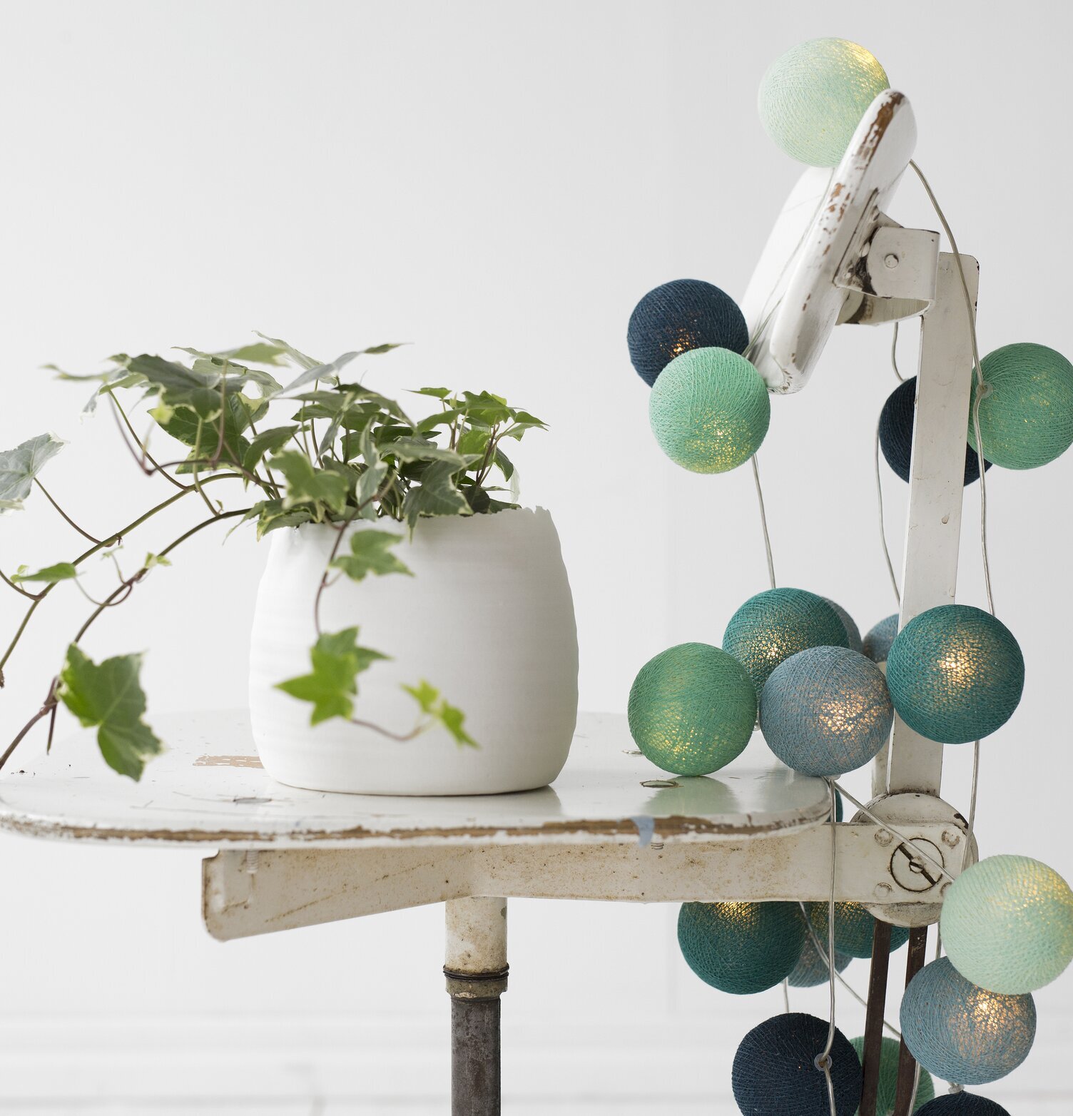 Ljusslinga Cool Mint 20 Bollar från Iris Lights på trästol