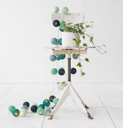 Bild av stilren interiör med ljusslinga och växt