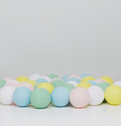 Foto av färgglad ljusslinga med pastellfärgade bollar