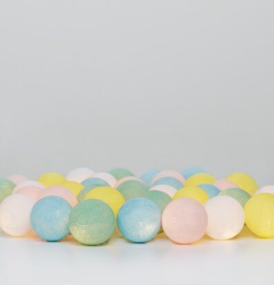 Bild av charmig ljusslinga med pastellfärgade bollar