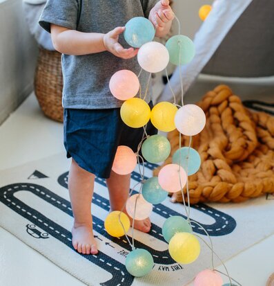 Bild av ljusslinga som skapar en mysig barnkammare