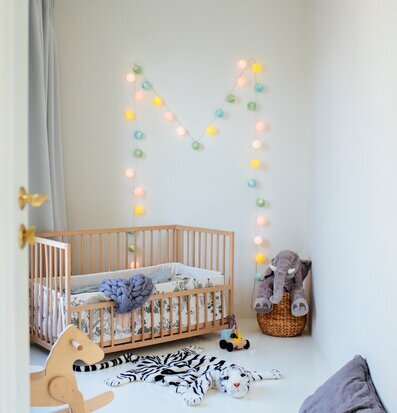 Bild av mysigt barnrum med ljusslinga och leksaker