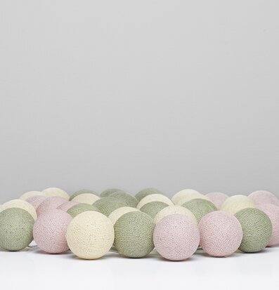 Bild av ljusslinga med bollar i grönt, vitt och rosa