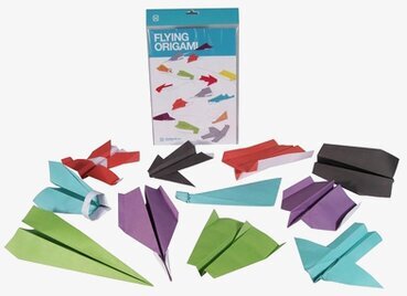 Bild av färgglada origami flygplan och kreativ potential